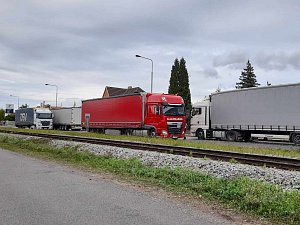 Ulice Na Malém Spořilově čelí v těchto dnech zvýšené nákladní dopravě, mezi kamiony bývají i tatraktory.