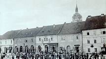 Tehdy se náměstí Míru jmenovalo Velké náměstí. Pohled na západní stranu náměstí. Fotografie z roku 1890 od pražského fotografa Mořice Adlera.