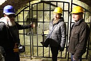 Mělnické podzemí láká k prohlídce. Široké veřejnosti je zpřístupněna část podzemní zrekonstruované chodby vedoucí ke studni. Ta je hluboká 54 metrů. Jedná se o nejstarší známou studnu v celém Česku.