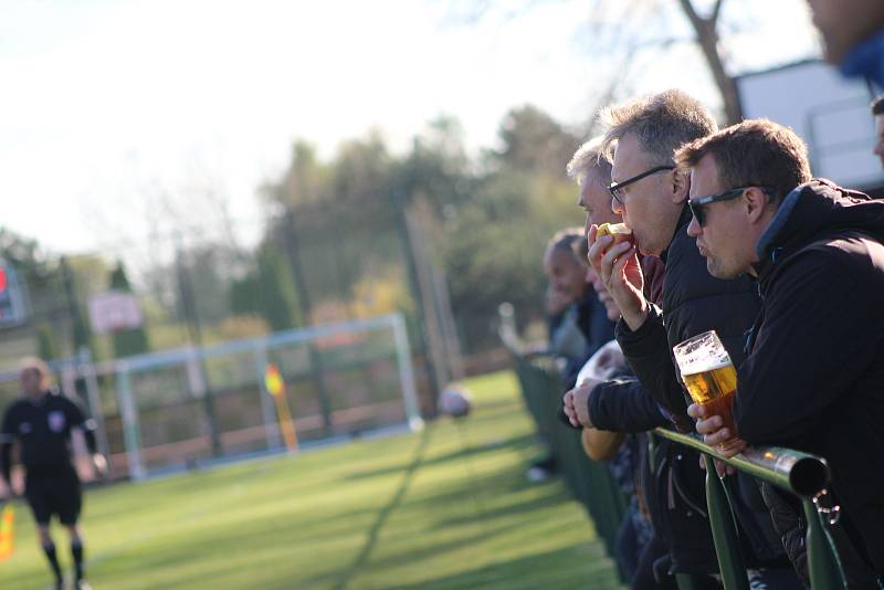 Fotbalisté Sokola Tišice (v zeleném) porazili penaltou v závěru Horní Beřkovice a v jarní části zůstávají stoprocentní.