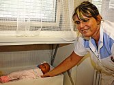 Vedoucí sestra neonatologie Radka Zahrádková a figurant v podobě panenky Honzík ukazují, jaký pohled se naskytl pracovníkům nemocnice v noci na 15. září po otevření babyboxu.