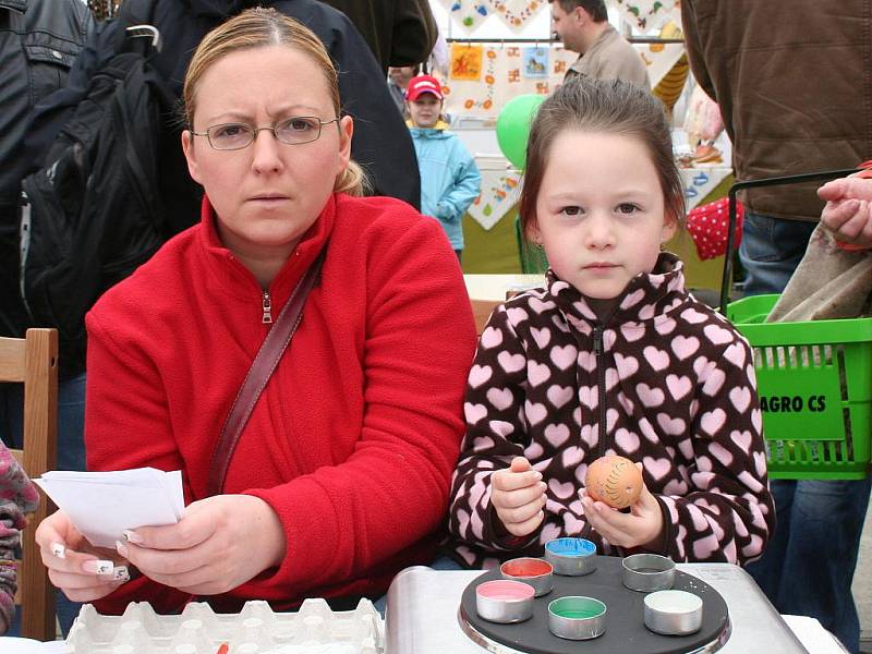 Maminka pomáhala vybrat ten nejhezčí velikonoční vzor.