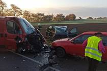 Při dopravní nehodě dvou osobních automobilů a dodávky nedaleko obce Býkev na Mělnicku se zranilo pět lidí.