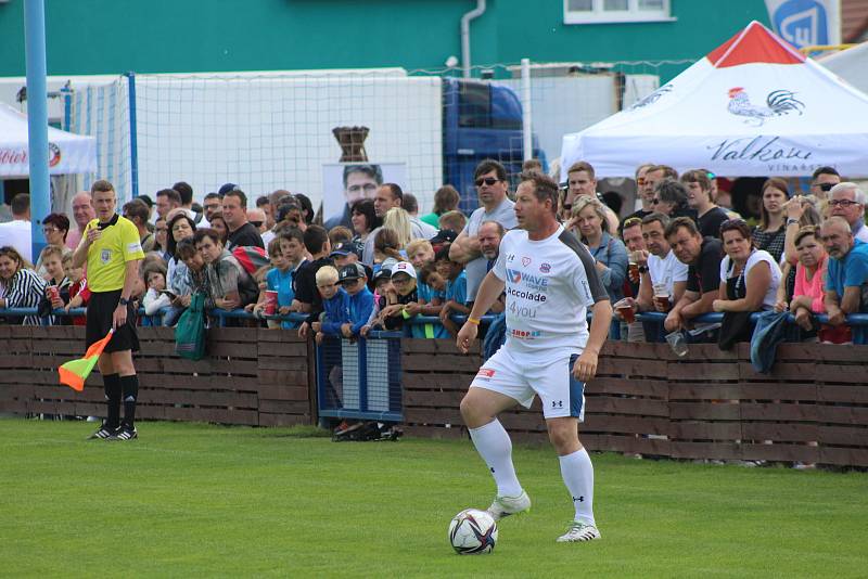 Stará garda FK Pšovka Mělník nastoupila proti týmu Real Top Praha. Hosté vyhráli charitativní utkání 9:2.