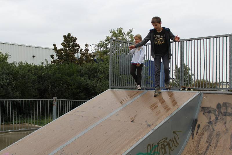 Mělničtí školáci užívají poslední volné dny z letních prázdnin ve skateparku Na Podolí.