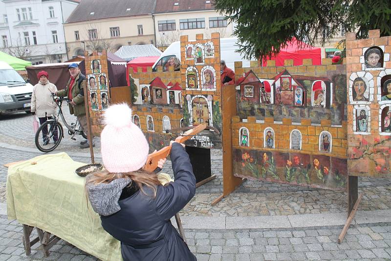 Mělnický jarmark, který v sobotu 18. listopadu i přes chladné počasí přilákal na náměstí Míru desítky návštěvníků, se ke spokojenosti organizátorů vydařil.