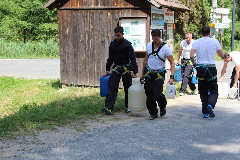 Čtvrtek byl pro policisty z celého kraje, ale i z celého Česka, prověrkou jejich fyzické zdatnosti a psychické odolnosti.