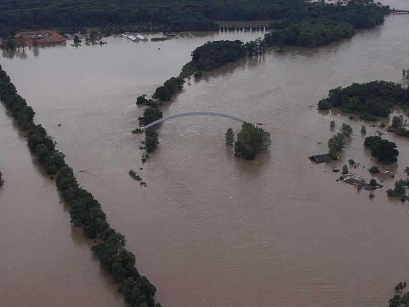 Povodeň v roce 2002 na Mělnicku – letecký snímek.