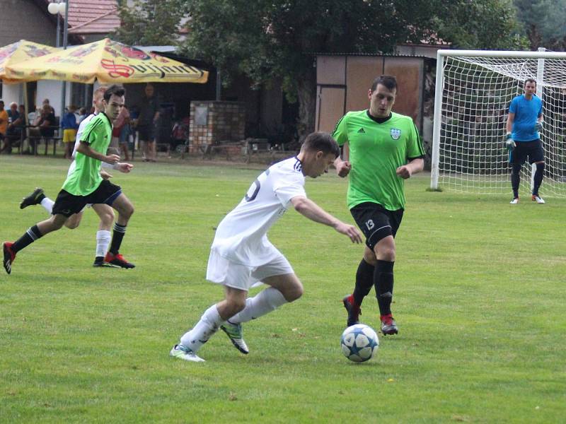 Fotbalisté Viktorie Všestudy (v zeleném) rozstříleli ve druhém kole okresního přeboru Sokol Libiš B 5:1.