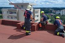 Ve čtvrtek 3. srpna třináct minut po třinácté hodině byli profesionální hasiči ze stanice Neratovice vysláni k otevření bytu v panelovém domě v Mládežnické ulici poblíž sportovních areálů.