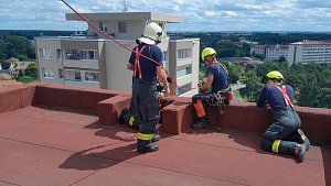 Ve čtvrtek 3. srpna třináct minut po třinácté hodině byli profesionální hasiči ze stanice Neratovice vysláni k otevření bytu v panelovém domě v Mládežnické ulici poblíž sportovních areálů.