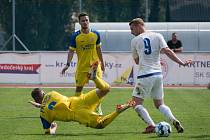 Fotbalisté Neratovic (ve žlutém) porazili v domácím utkání 24. kola divize B Slaný 2:0.
