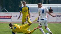 Fotbalisté Neratovic (ve žlutém) porazili v domácím utkání 24. kola divize B Slaný 2:0.