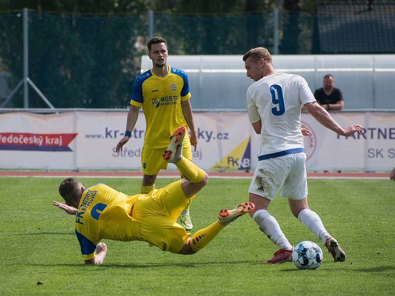 Fotbalisté Neratovic (ve žlutém) porazili v domácím utkání 24. kola divize B Slaný 2:0.