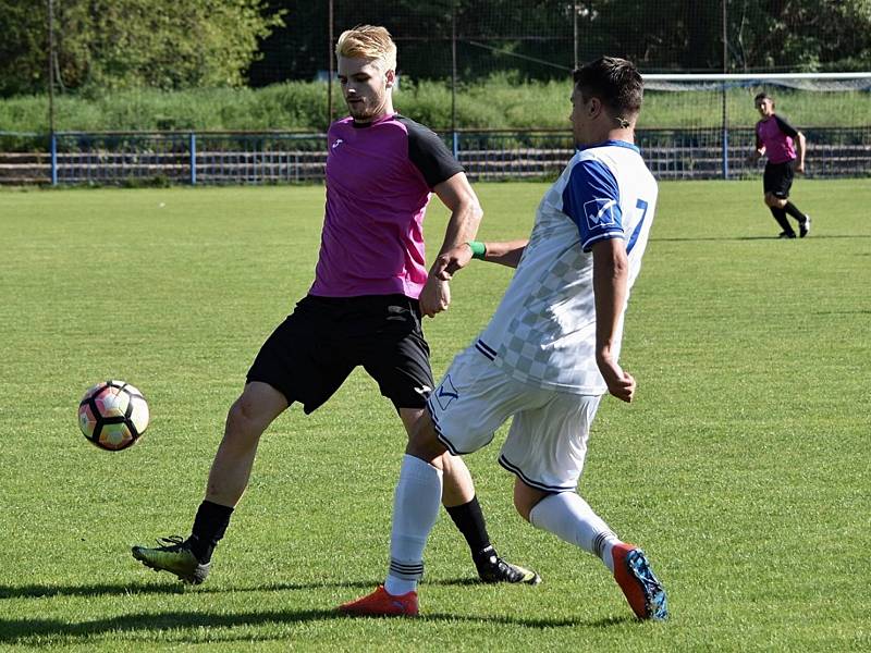 Fotbalisté kralupského FK 1901 (ve fialovém) potvrdili roli už jistého vítěze okresního přeboru, Horní Beřkovice deklasovali 12:1.