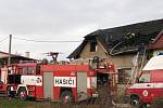 Zásah hasičů při požáru rodinného domu v Dobrovského ulici v Mělníku 