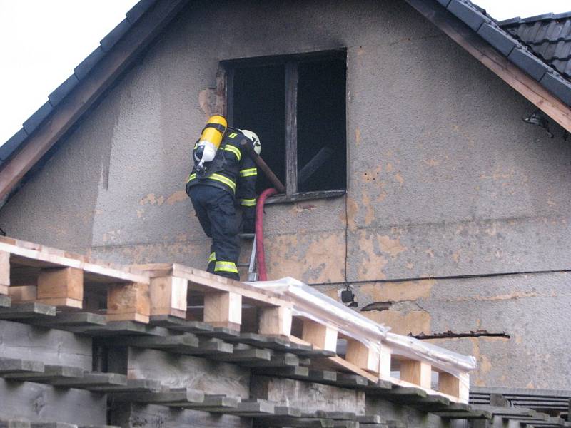 Zásah hasičů při požáru rodinného domu v Dobrovského ulici v Mělníku 