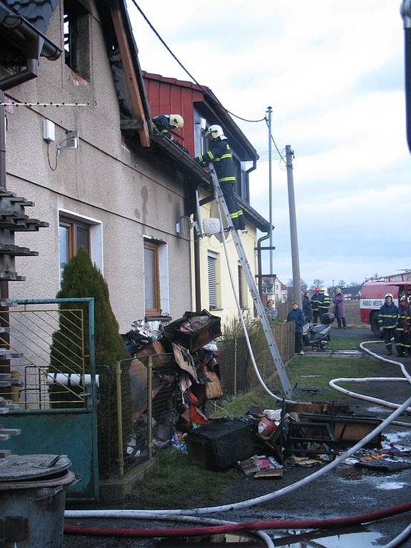 Zásah hasičů při požáru rodinného domu v Dobrovského ulici v Mělníku 