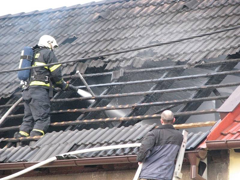 Zásah hasičů při požáru rodinného domu v Dobrovského ulici v Mělníku 