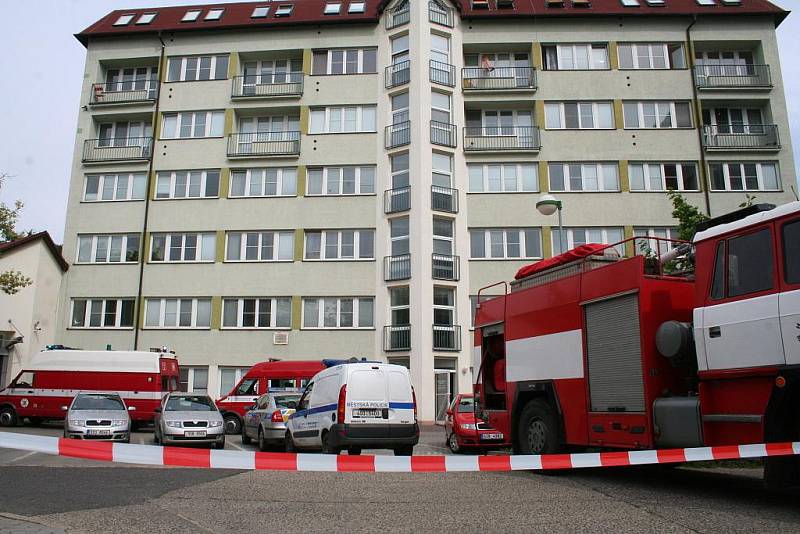 Budovu Městského úřadu v Neratovicích obšancovali běham chvilky strážníci, policisté i hasiči. Na místo se dostavily také dva vozy záchranářů kvůli případnému zranění, ke kterému naštěstí nedošlo. 