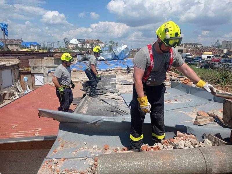 Pražští hasiči pomáhají na Moravě, kterou zasáhlo tornádo.