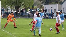 Fotbalisté FK Kralupy 1901 (modré dresy) pokračovali v jarní krasojízdě také v derby s Libčicemi, velkého soupeře doma porazili 5:2.