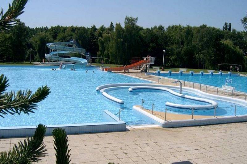 Napuštěné bazény na koupaliště v Mělníku.