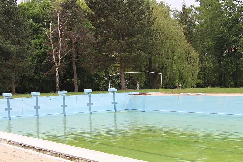 Městská koupaliště se připravují na zahájení sezony: napouštění plaveckého bazénu.