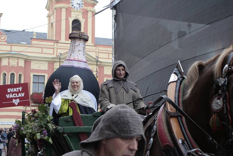 Historický střed Mělníka opět po roce zaplnily pouťové atrakce, stánky s burčákem, rukodělnými výrobky i staročeskými specialitami.