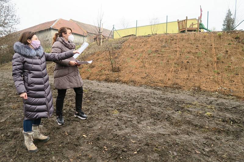 Obhlídka ukončené výsadby za mateřinkou ve Zdibech v režii starostky Evy Slavíkové a Evy Slezákové, která má na starost administrativu obce.