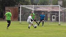 Fotbalisté Viktorie Všestudy (v zeleném) rozstříleli ve druhém kole okresního přeboru Sokol Libiš B 5:1.