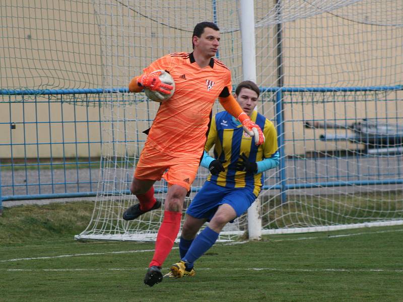 Fotbalisté Byšic poprvé v aktuální sezoně I. B třídy prohráli na domácím hřišti, Libčice (v červeném) odvezly tři body po výsledku 1:3.