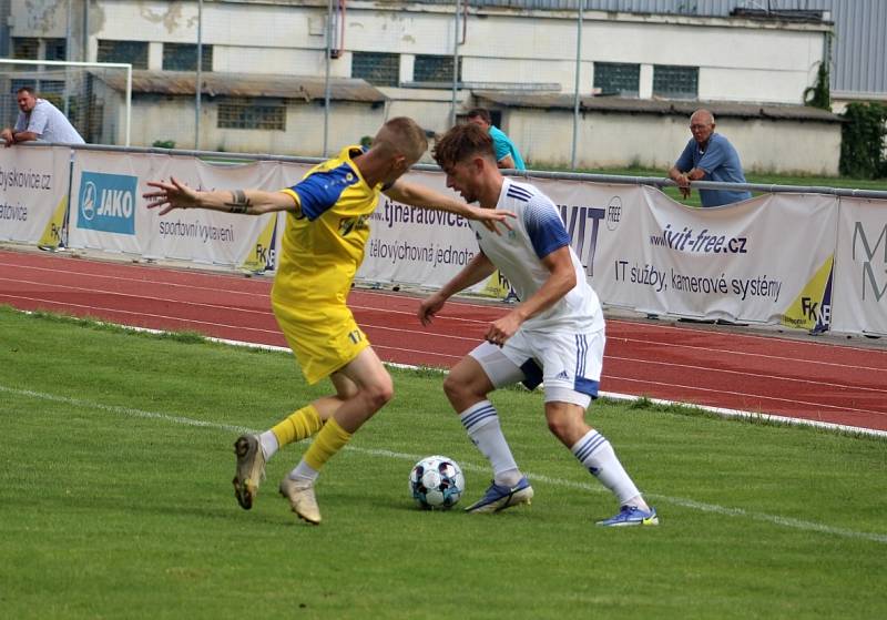 Neratovice (ve žlutém)  ve druhém kole divize B podlehly doma SK Kladno 0:2.