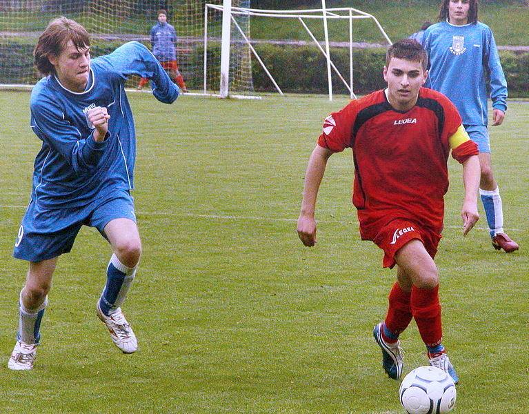 Z utkání dorostenecké divize Neratovice (v červeném) – Rakovník (3:1).