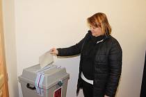 Cítov - Tři hodiny po otevření volební místnosti vhodilo do urny svůj hlas zhruba 20 procent oprávněných voličů.