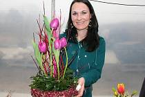 Netradiční velikonoční věnec ze sazečky, svídy a tulipánů vytvořila Helena Zückerová za několik minut. 
