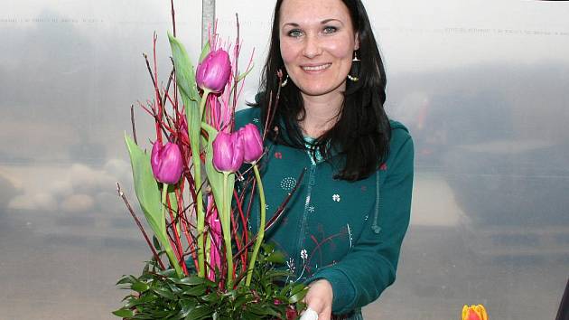 Netradiční velikonoční věnec ze sazečky, svídy a tulipánů vytvořila Helena Zückerová za několik minut. 