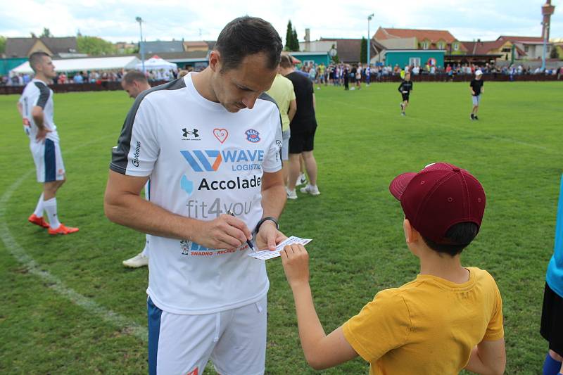 Stará garda FK Pšovka Mělník nastoupila proti týmu Real Top Praha. Hosté vyhráli charitativní utkání 9:2.