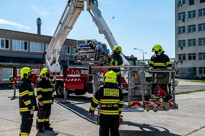 Nového pomocníka mají podnikoví hasiči z neratovické Spolany. Převzali novou zásahovou plošinu za 17 milionů korun, která nahradila tu dosavadní z devadesátých let.