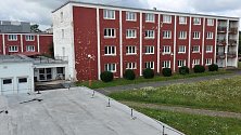 Špatný technický stav budovy v areálu SOŠ a SOU v Kralupech nad Vltavou.