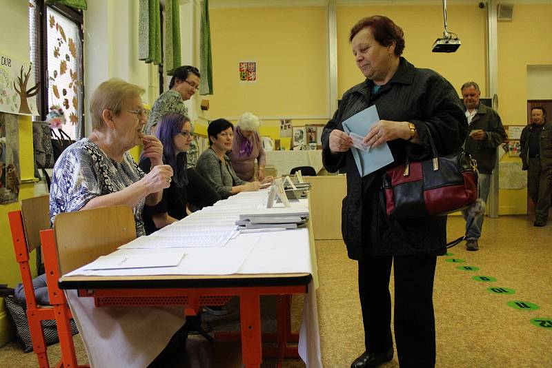 Do dvou volebních místností na mělnické základní škole Jungmannovy Sady se hrnuli voliči už patnáct minut před otevřením volebních místností. Za prvních pět minut tu odvolily zhruba tři desítky voličů.