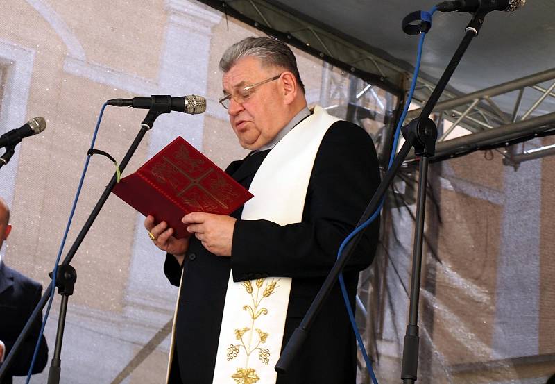 Kardinál Duka požehnal vozidlům středočeské záchranky.