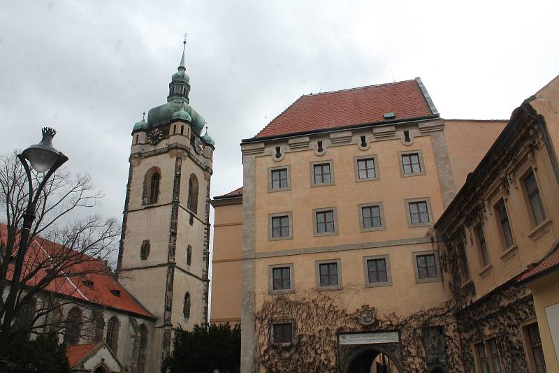 Město Mělník vyhlásilo výtvarnou soutěž o nejlepší zhotovení sochy sv. Ludmily. Ta by měla být umístěna v prostoru mezi Kostelem sv. Petra a Pavla a zámkem.