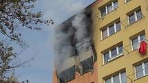 Z bytu v pátém patře šlehaly plameny. 