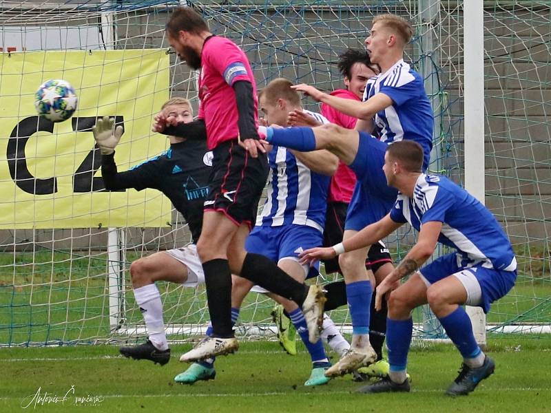 Divize, 14. kolo: Sokol Libiš (v modrém) - Horky nad Jizerou (1:2).