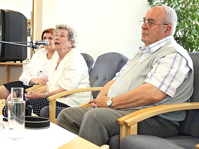 O svých životních příbězích ve Mšeně mluvily lidické děti, Marie Šupíková a Pavel Horešovský.