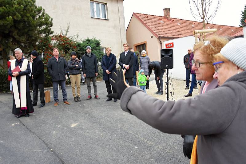 Ze slavnosti v obci Líbeznice, při které se kapličce sv. Ludmily dostalo požehnání od faráře Vladimíra Málka za přítomnosti starosty obce Martina Kupky (ODS) a dalších zástupců vedení obce.