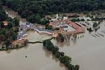 Povodeň v roce 2002 na Mělnicku – letecký snímek: Veltrusy zámek