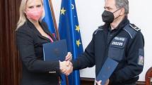 Hejtmanka Petra Pecková (STAN) a krajský policejní ředitel Václav Kučera podepsali memorandum o spolupráci