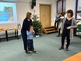 Vánoce už v listopadu se konaly ve velké zasedací místnosti Městského úřadu v Mělníku. Pro dárky si přišly děti z pěstounských rodin.